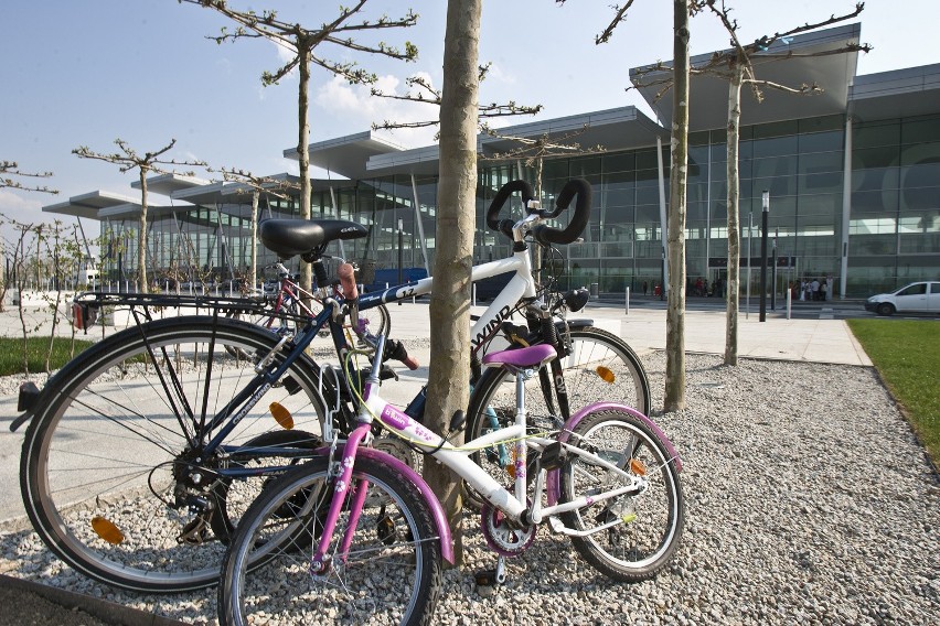 Wrocław: Nowy terminal lotniska nieprzyjazny dla rowerzystów (ZOBACZ)