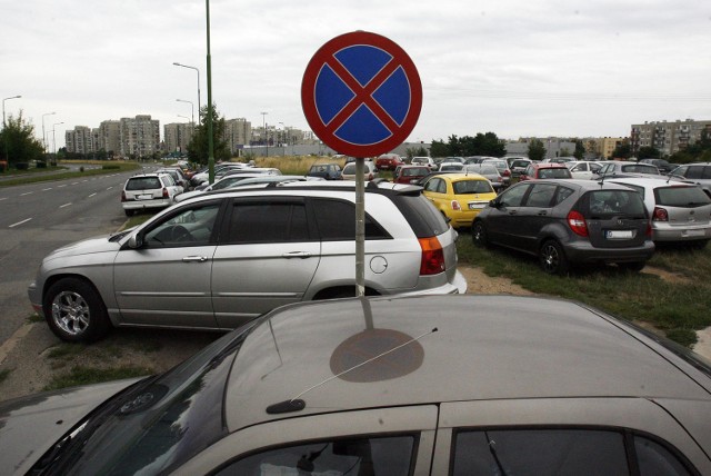 Legniczanie parkują gdzie, i jak popadnie