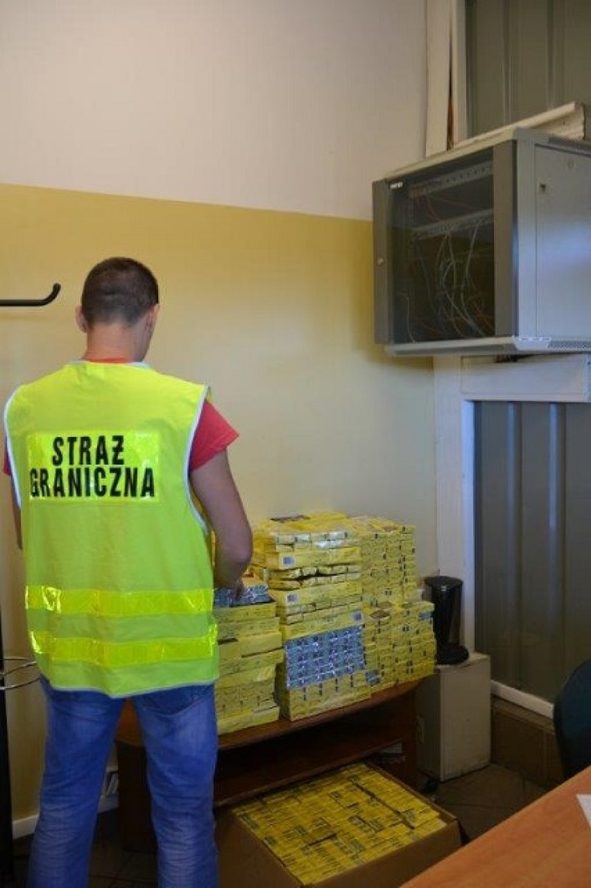 Przemyt papierosów w Braniewie. Ujawniono kontrabandę wartości 33 tys. zł [ZDJĘCIA]