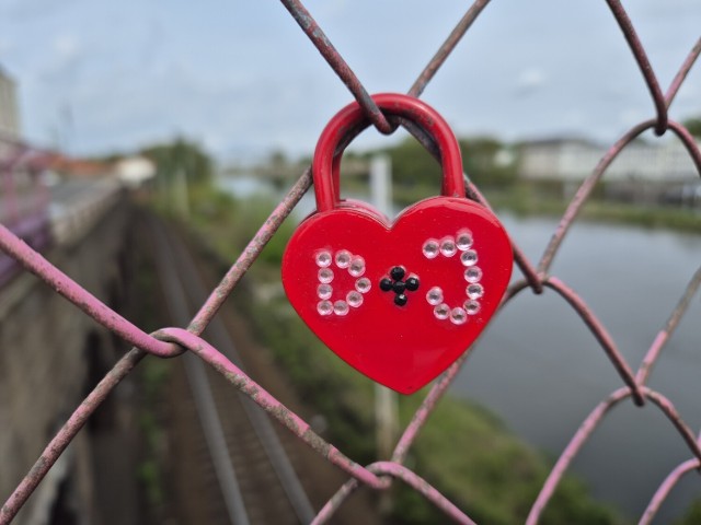 Z mostu na Odrze znikną kłódki "miłości"