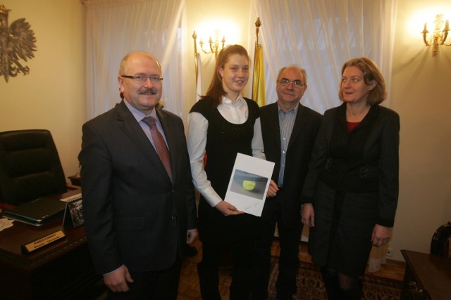 Od lewej: prezydent Katowic Piotr Uszok, Katarzyna Pyka oraz jej rodzice - Jerzy i Anna