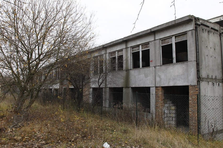 Ruina szkoły straszy od wielu lat. W tym miejscu miałyby...