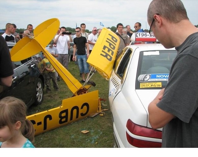 Piper Cub uderzył w zaparkowane samochody