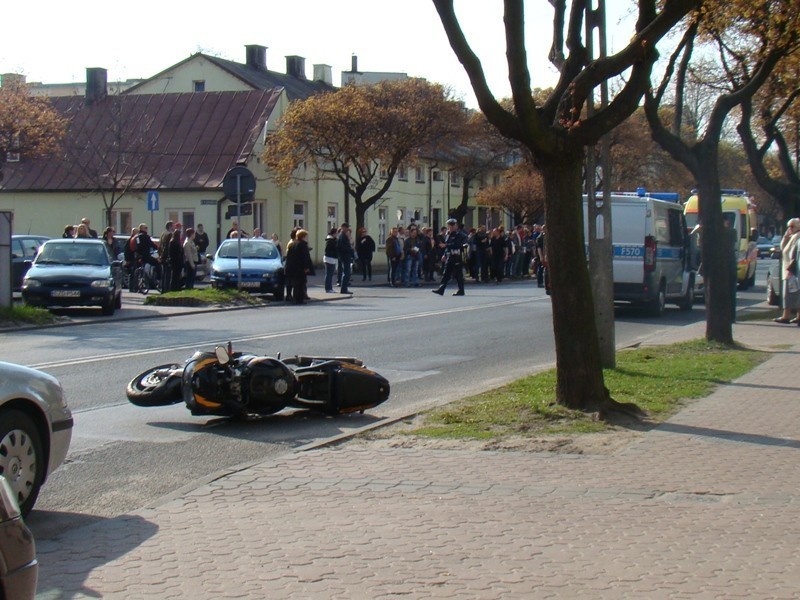 Wypadek motocyklisty na Łaskiej [zdjęcia]