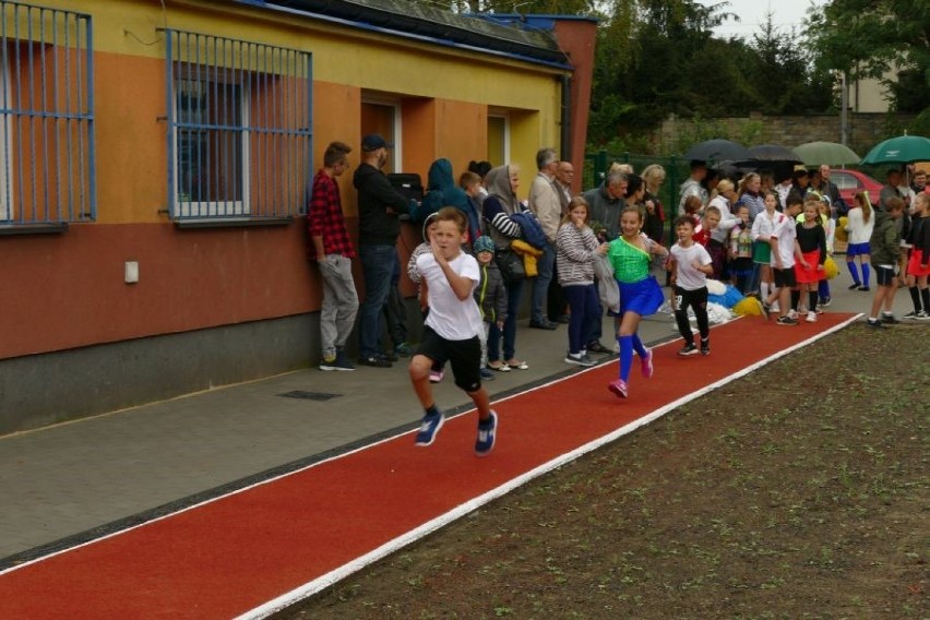 Kolejne, nowe obiekty sportowe przy szkołach w gminie Koziegłowy ZDJĘCIA
