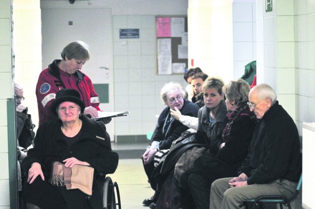 Pacjenci oczekujący w kolejce w szpitalu przy ul.Kopernika.