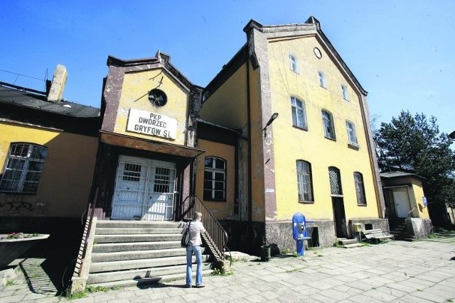 Dworzec w Gryfowie Śląskim ożywa tylko na kilka chwil w ciągu dnia