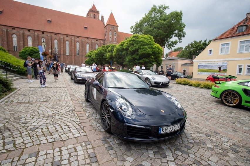 Parada Porsche przejechała przez Kwidzyn! Pojazdy podziwiać można było na placu Jana Pawła II [ZDJĘCIA]