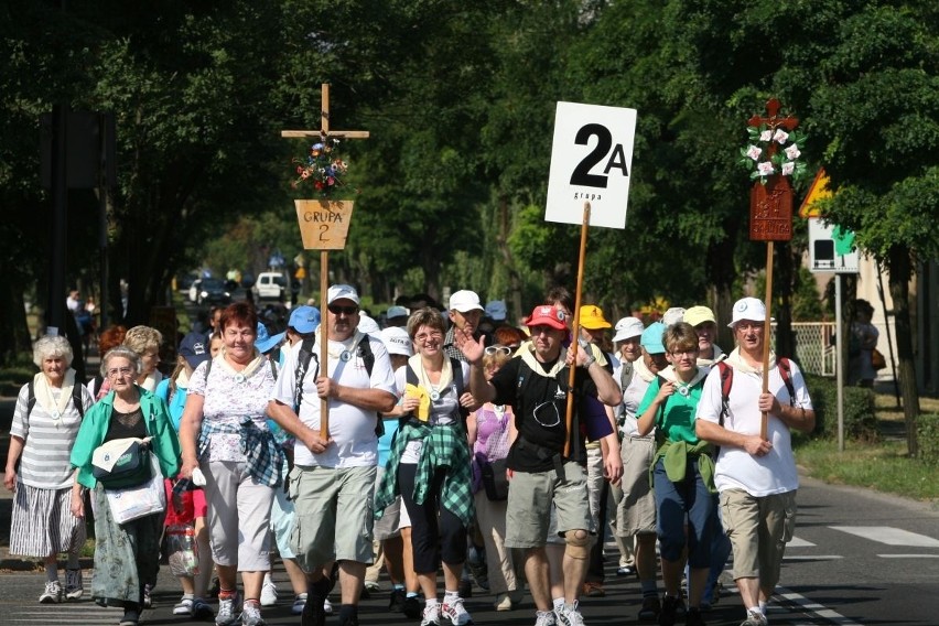 Cztery tysiące pielgrzymów z Rybnika jest już w drodze na Jasną Górę [ZDJĘCIA]