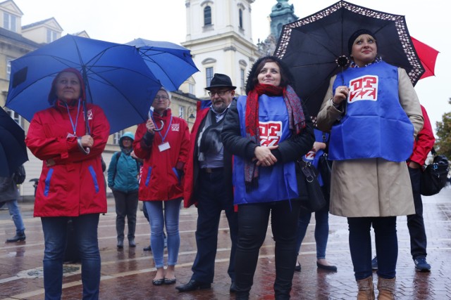 Dzień godnej pracy w Warszawie. Manifestacja na Krakowskim Przedmieściu [GALERIA]