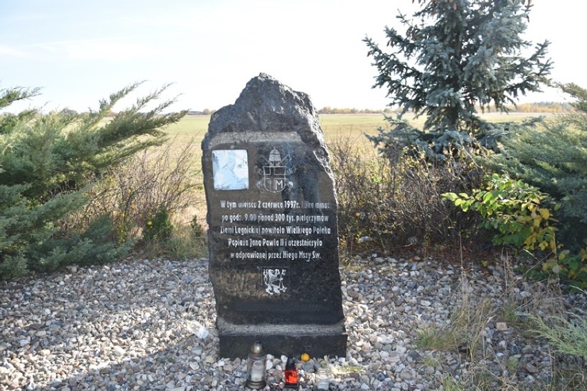 Pamiątkowy obelisk z okazji wizyty papieża Jana Pawła II w Legnicy [ZDJĘCIA]