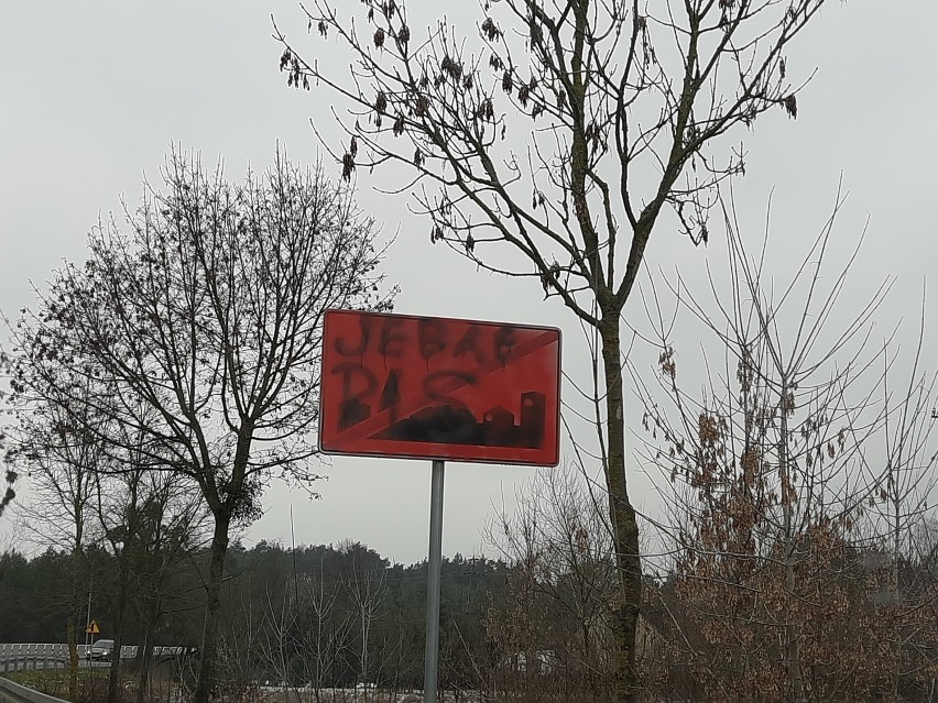 Zniszczone znaki drogowe w Kowanówku. Kto za to odpowiada?