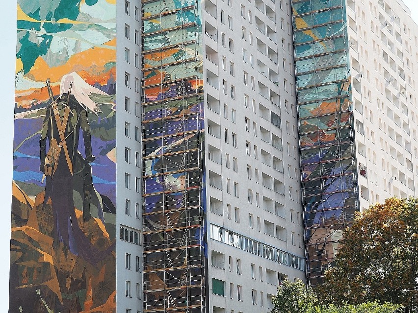 Mural z Wiedźminem powstaje w Łodzi na bloku Manhattanu. Już jest prawie gotowy ZDJĘCIA