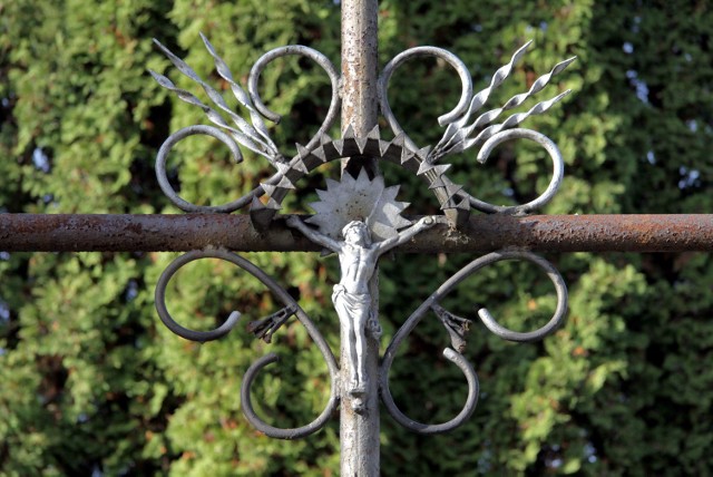 Można odebrać zrabowane krzyże z cmentarza na Majdanku