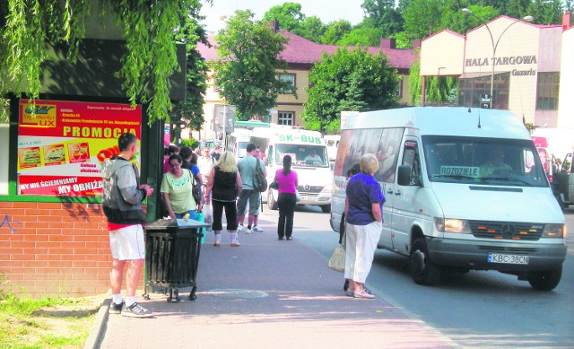 Strażnicy miejscy zapowiadają, że nie będą tolerować palenia papierosów na pl. Pułaskiego - największym przystanku Bochni