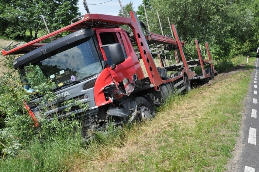 Nowy Pawłów: Zderzenie forda z ciężarówką. Jedna osoba ranna (FOTO)
