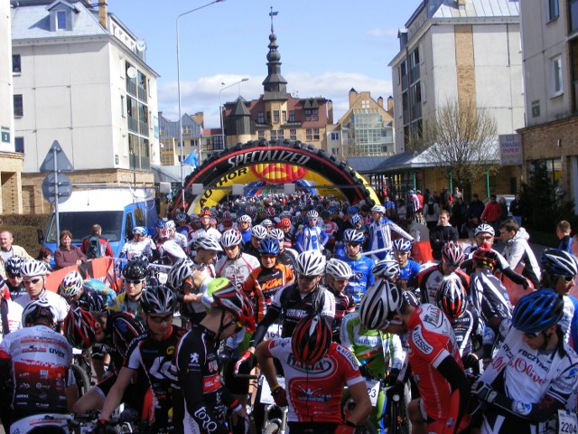 Ponad tysiąc osób  stanęło  na starcie maratonu w Murowanej Goślinie