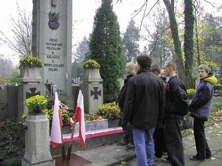 Co roku młodzież odwiedza pomnik Legionistów na cmentarzu przy bielskiej ulicy Grunwaldzkiej. /	JACEK ROJKOWSKI