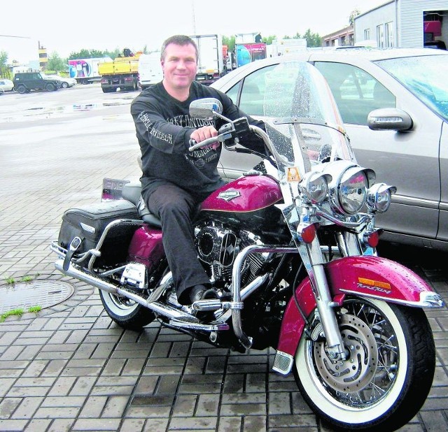 Ksiądz Sławomir Nowak z dumą prezentuje swój motocykl