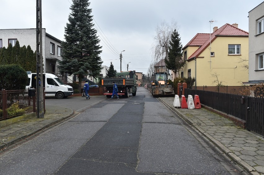 Leszno. Nowe chodniki na uliczkach Zatorza przy wiadukcie. Wkrótce będzie tam większy ruch z powodu ronda