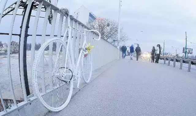 Po tragedii na moście Dworcowym postawiono symboliczny biały rower