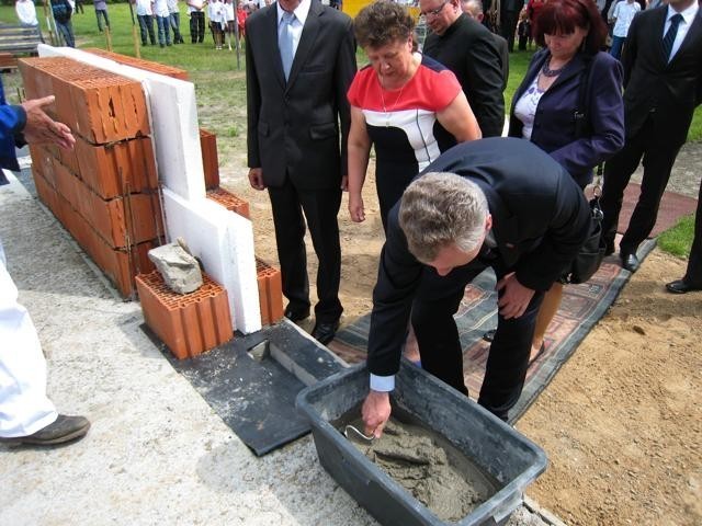 Pod salę w Sędzimirowicach w gminie Błaszki wmurowano kamień węgielny [zdjęcia]