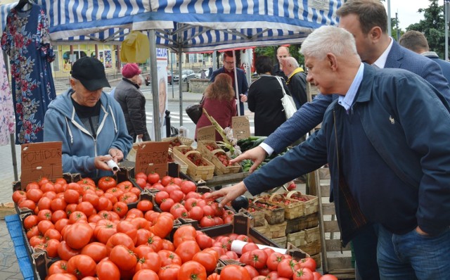 Marek Belka na hali targowej w Piotrkowie