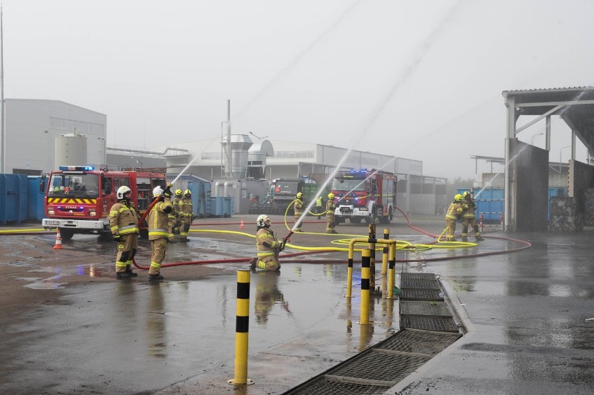 Wielkie ćwiczenia strażackie w Zakładzie Unieszkodliwiania Odpadów Komunalnych „Orli Staw” pod Kaliszem. ZDJĘCIA
