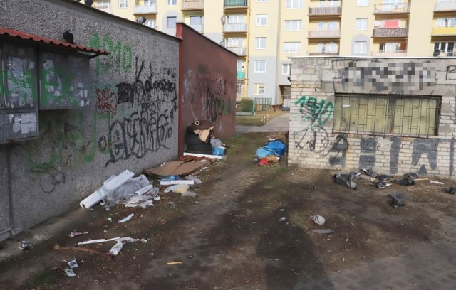 Opony oraz inne odpady gabarytowe leżą przy wiacie zamiast w niej. Pracownicy ZUK-u mają uprzątnąć ten teren.