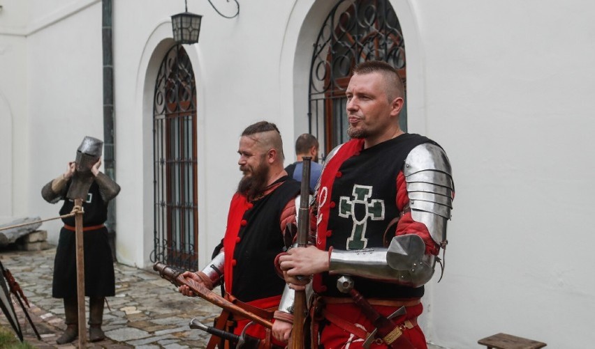 Wystawę białej broni w Muzeum Okręgowe w Rzeszowie odwiedziły tłumy zwiedzających