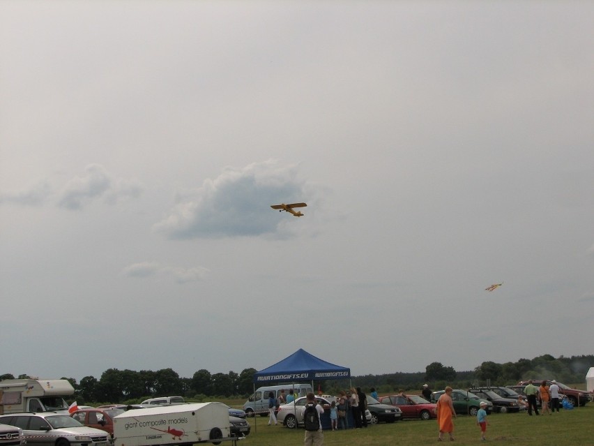 Piper Cub uderzył w zaparkowane samochody