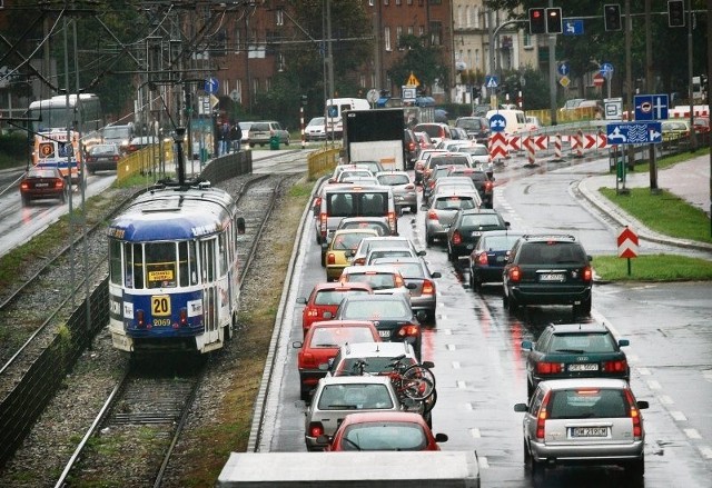 Żeby przejechać al. Hallera, trzeba mieć cierpliwość i czas. Korki są tu stale