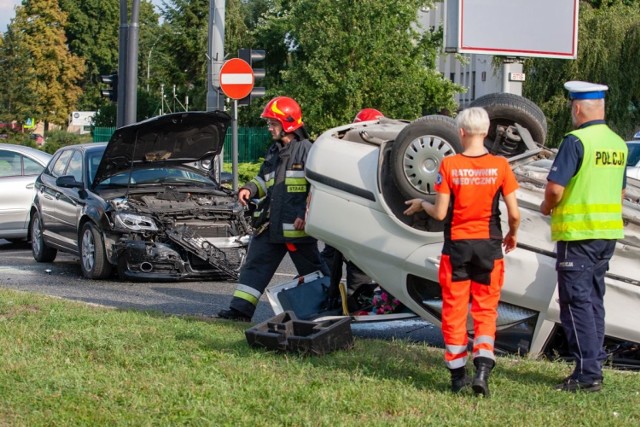 W czwartek (16 sierpnia) ok. godz. 16 w okolicy placu Poznańskiego w Bydgoszczy doszło do wypadku. Na miejscu byli strażacy.

Oficer dyżurny bydgoskiej PSP powiedział nam, że w okolicy placu Poznańskiego doszło do wypadku. Jeden samochód osobowy dachował, drugi był uszkodzony. 

Z relacji świadków wynika, że jeden z pojazdów zaczął się palić, ogień próbowano ugasić jeszcze przed przyjazdem strażaków. W rejonie placu były utrudnienia w ruchu. 

Jedna osoba została przewieziona do szpitala. 


Będzie podwyżka 500+ ? 1000 plus - możliwa waloryzacja programu 500 plus.

