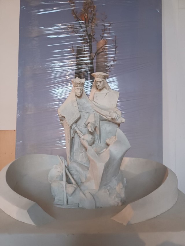 Autorem koncepcji rzeźby jest prof. Czesław Dźwigaj, monument powstaje w jego pracowni