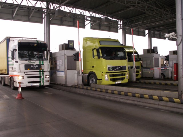 Na  części  autostrady opłatę za przejazd ciężarówek naliczać będzie system elektroniczny, na części opłata będzie regulowana tradycyjnie