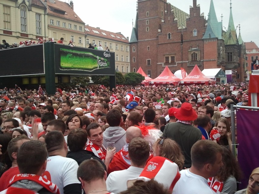 Wrocław: Ścisk w strefie kibica na meczu Polska-Rosja. Kończy się miejsce