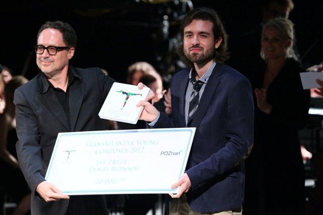Najlepszemu młodemu kompozytorowi - Szwedowi Danielowi Beijbomowi (z prawej) - nagrodę wręczył Mark Isham
