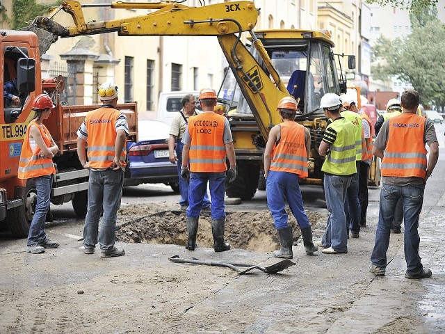 We wtorek awaria wodociągu na Stefanowskiego w Łodzi spowodowała konieczność rozkopania ulicy.