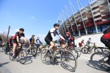 Rodzinna parada rowerowa. Cykliści otworzyli sezon okrążając stadion narodowy [ZDJĘCIA]