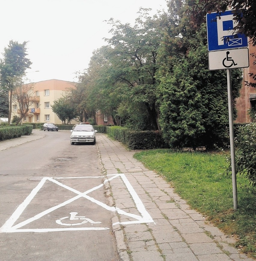 Auto stało, zostało obrysowane, a kiedy odjechało, pojawił...