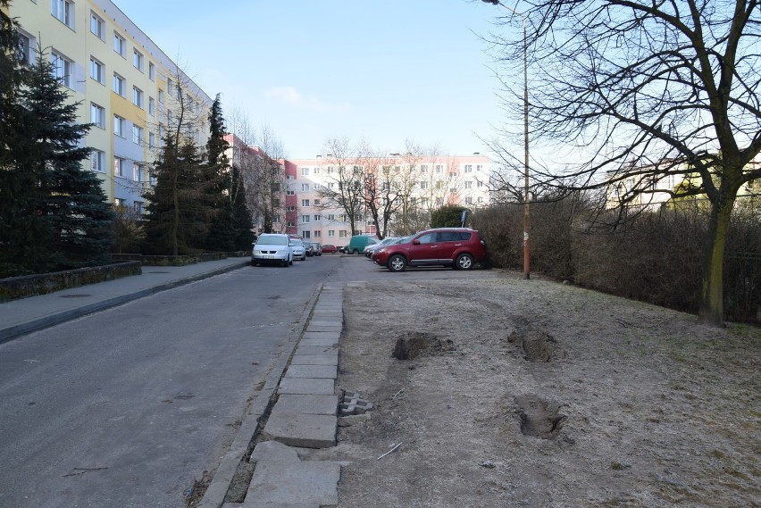Mieszkańcy ulicy Żeromskiego od ponad dziesięciu lat walczą o miejsca do parkowania z prawdziwego zdarzenia  