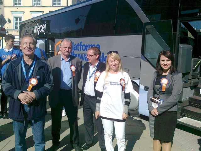 Członkowie lubelskiej PO przed Tusko-busem