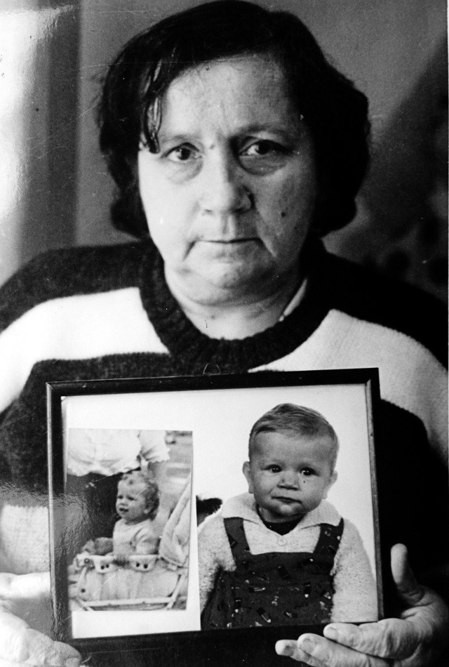 Babcia czeka na powrót  wnusi. Wierzy, że kiedyś weźmie ją w ramiona