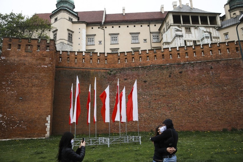 Kraków. Budynki, ulice, place i pojazdy udekorowano biało-czerwonymi flagami [ZDJĘCIA]