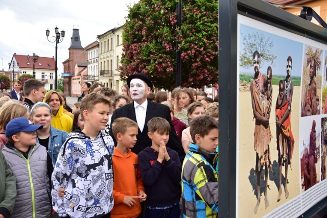 Otwarcie wystawy zdjęć Elżbiety Dzikowskiej "Dzieci świata" w Żninie, oraz pokaz mima Mieczysława Giedrojcia.