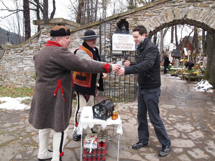 Górale kwestują na renowację nagrobków