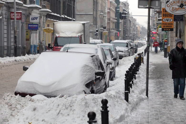 W centrum Łodzi pryzmy śniegu utrudniają parkowanie, ale w...