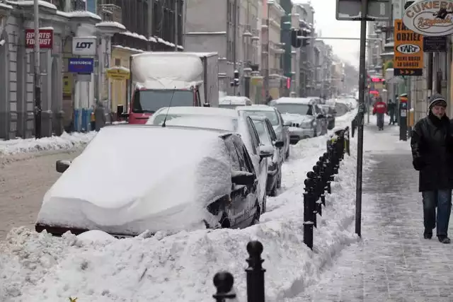 W centrum Łodzi pryzmy śniegu utrudniają parkowanie, ale w parkomacie zapłacić trzeba