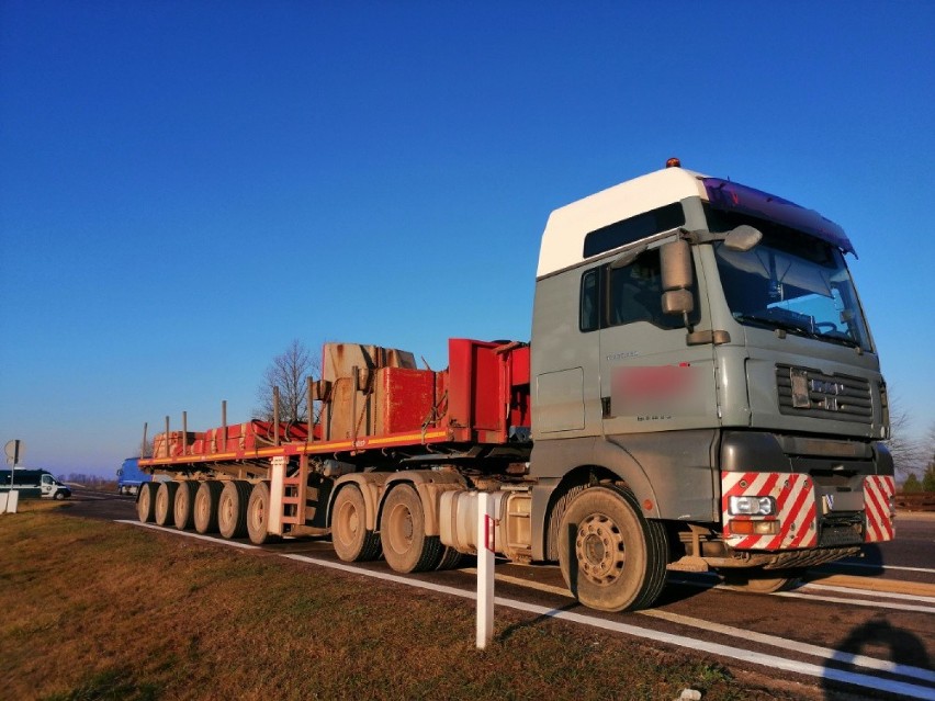 Przeładowana ciężarówka zatrzymana w okolicy Piask. Zastrzeżeń było więcej: pęknięta szyba, uszkodzone opony. Zobacz zdjęcia 