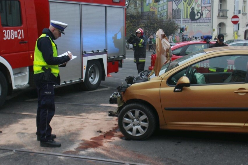 Wrocław: Kobieta wjechała w samochód straży. Strażak jest ranny (ZDJĘCIA)